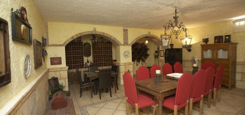 Comedor, Bodega style tradicional color rojo, beige, marron, negro  diseñado por Sergio | Arquitecto Técnico 