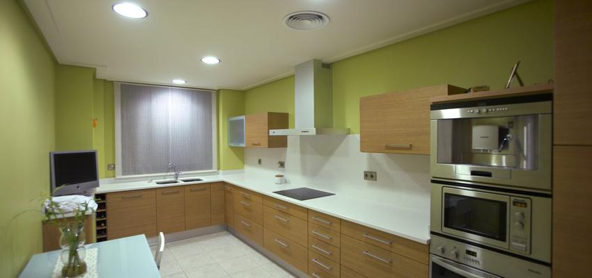 Cocina style contemporaneo color verde, beige, blanco  diseñado por Sergio | Arquitecto Técnico 