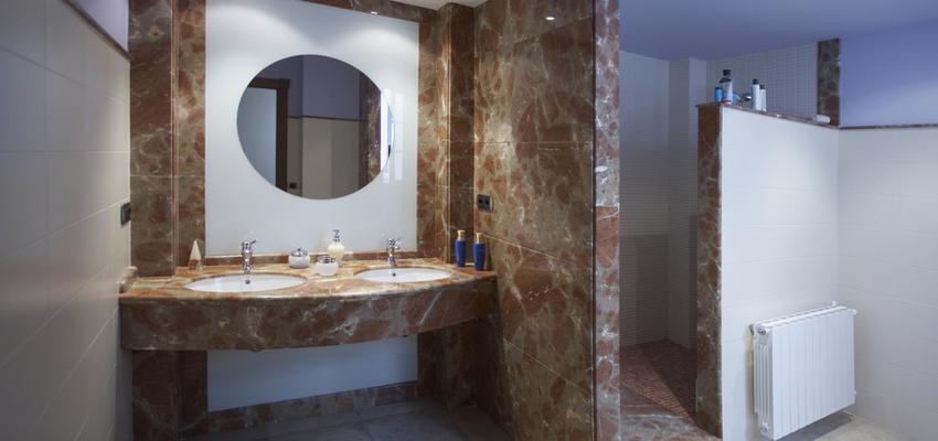 Baño, Tocador style clasico color marron, blanco  diseñado por Sergio | Arquitecto Técnico 