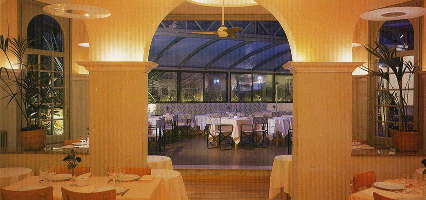 Restaurante Estilo contemporaneo Color beige, beige, negro  diseñado por ICOEC3 | Gremio 