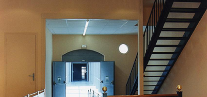 Recibidor, Pasillo, Escalera Estilo moderno Color beige, marron, negro  diseñado por ICOEC3 | Gremio 