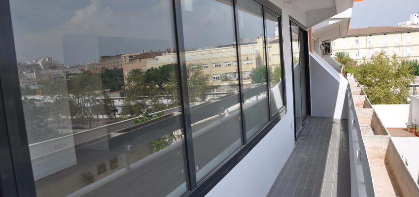 Balcon style moderno color beige, blanco, negro  diseñado por lulArq | Arquitecto 