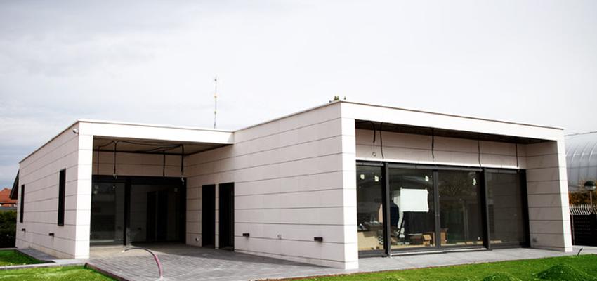 Exterior style contemporaneo color blanco, negro  diseñado por Ibon Guillén Arkitektura | Arquitecto 