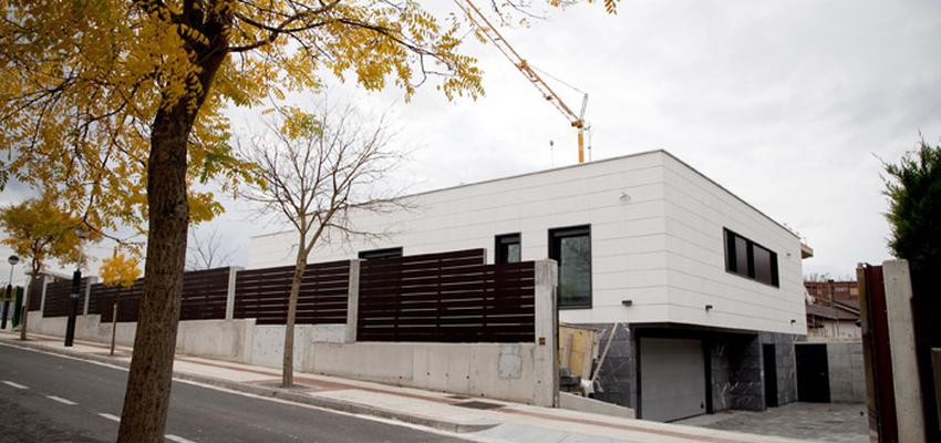 Recibidor, Exterior style contemporaneo color blanco, gris, negro  diseñado por Ibon Guillén Arkitektura | Arquitecto 