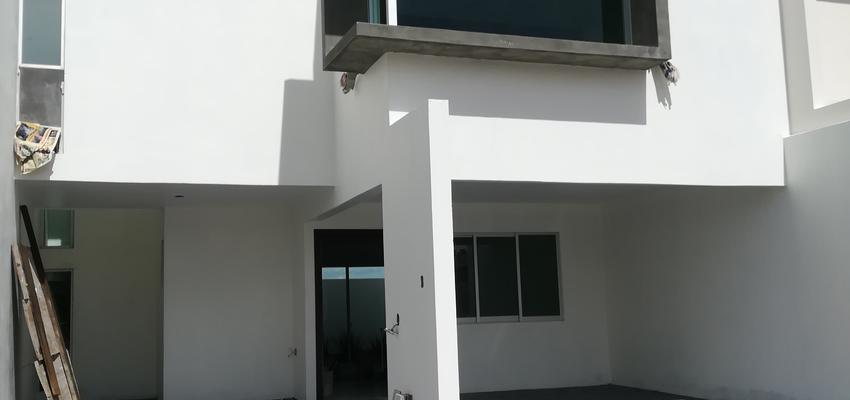 Garaje, Exterior Estilo contemporaneo Color blanco, gris, negro  diseñado por REFORMANT | Ingeniero | Copyright propiedad : Sandra Saenz de la Torre