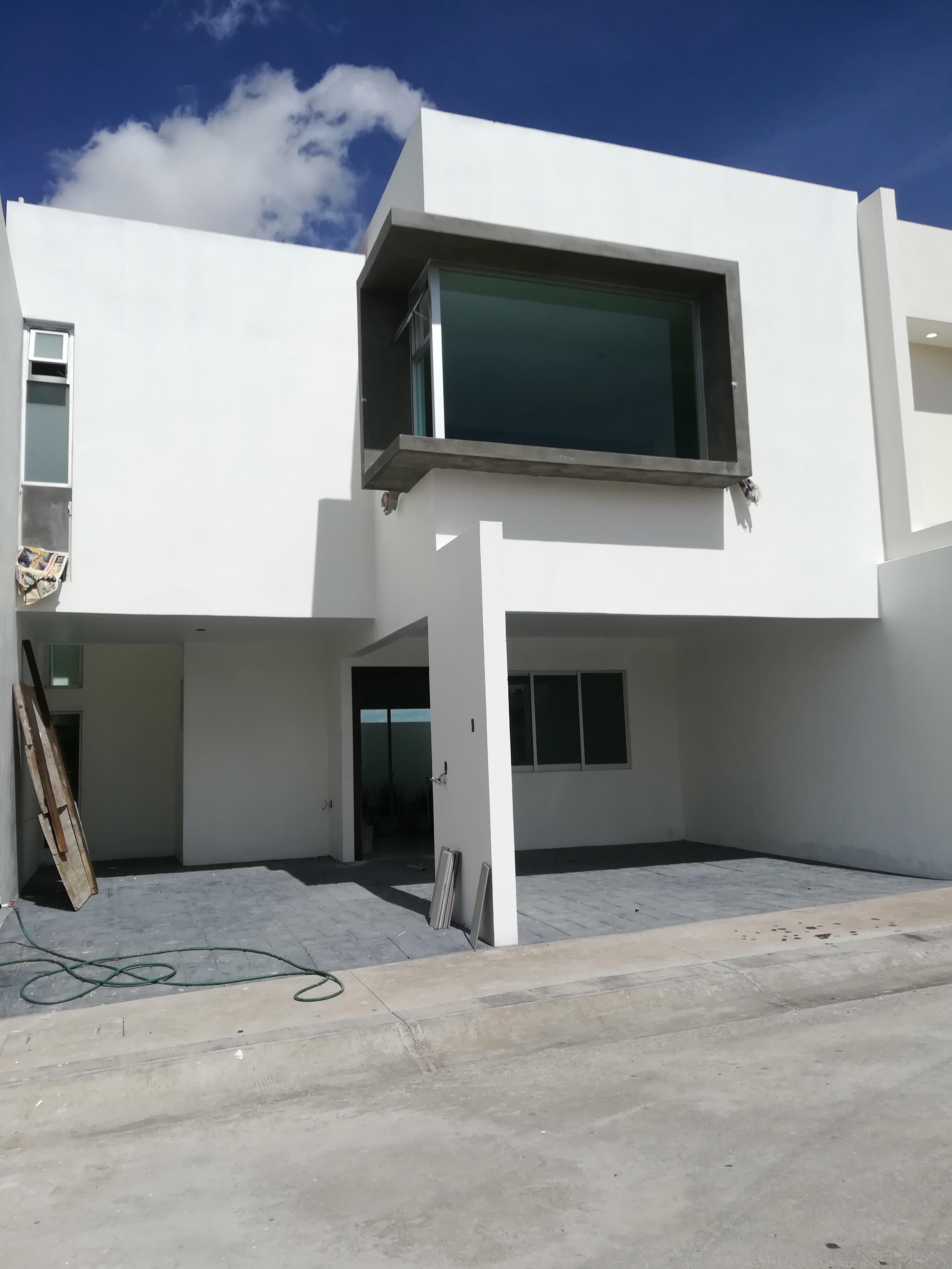 Garaje, Exterior Estilo contemporaneo Color blanco, gris, negro  diseñado por REFORMANT | Ingeniero | Copyright propiedad : Sandra Saenz de la Torre