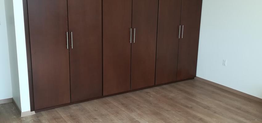 Dormitorio Estilo contemporaneo Color marron, marron, blanco  diseñado por REFORMANT | Ingeniero | Copyright propiedad : Sandra Saenz de la Torre