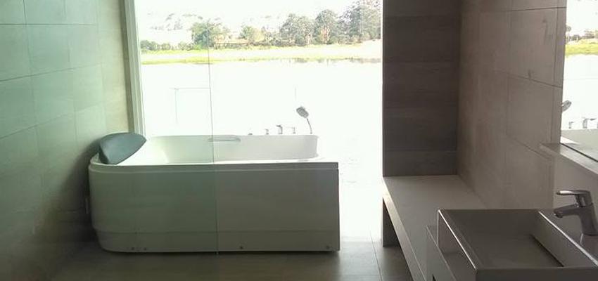 Baño Estilo clasico Color rojo, azul cielo, negro  diseñado por marcelo | Gremio | Copyright mio