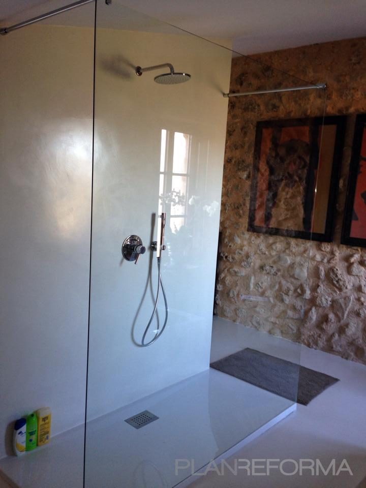 Baño style rustico color beige, blanco, gris  diseñado por miquel angel | Gremio 