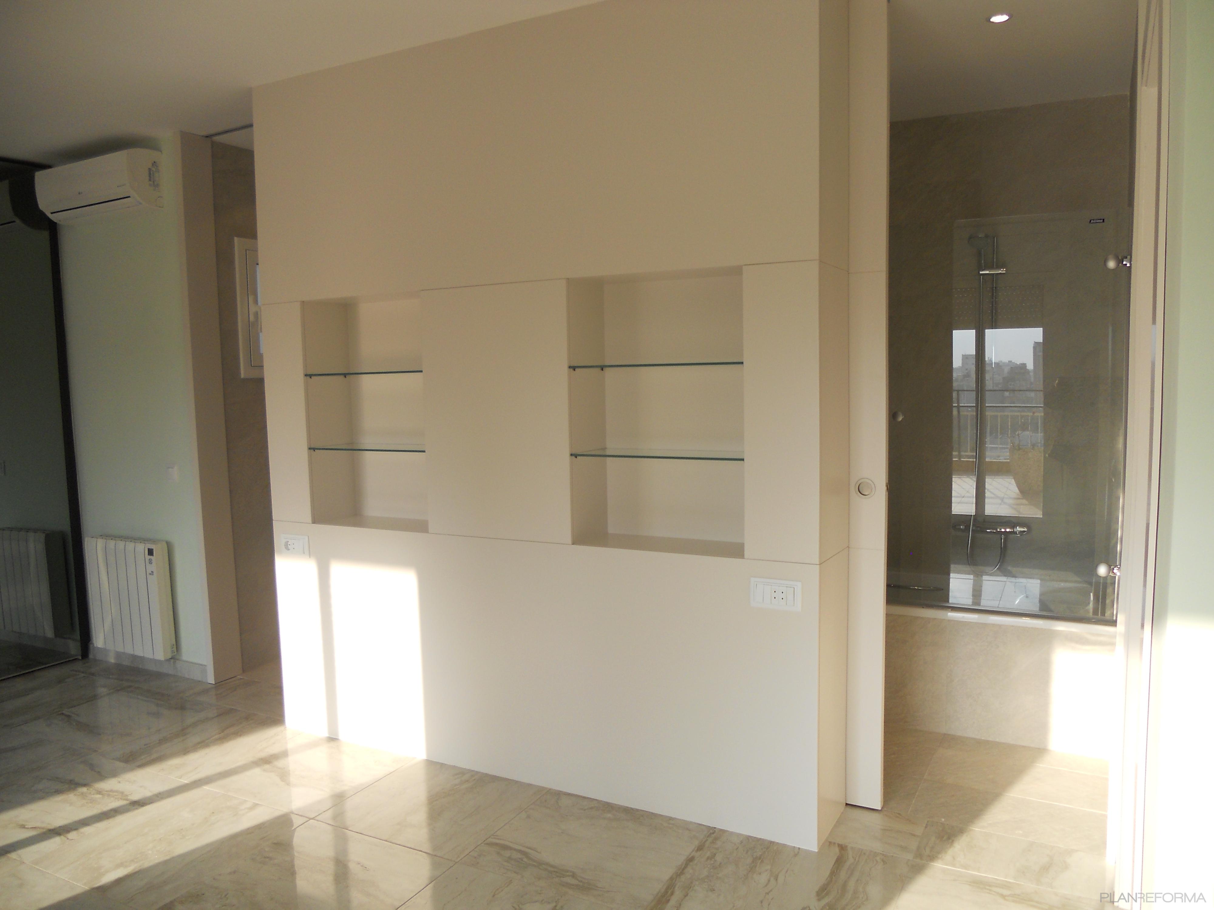 Dormitorio style contemporaneo color beige, blanco  diseñado por INTERIORS BARCELONA | Interiorista | Copyright Soy propietario de la imagen