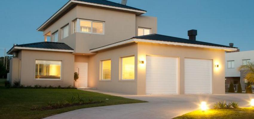 Patio, Exterior style contemporaneo color beige, blanco, negro  diseñado por CASA A MEDIDA | Arquitecto 