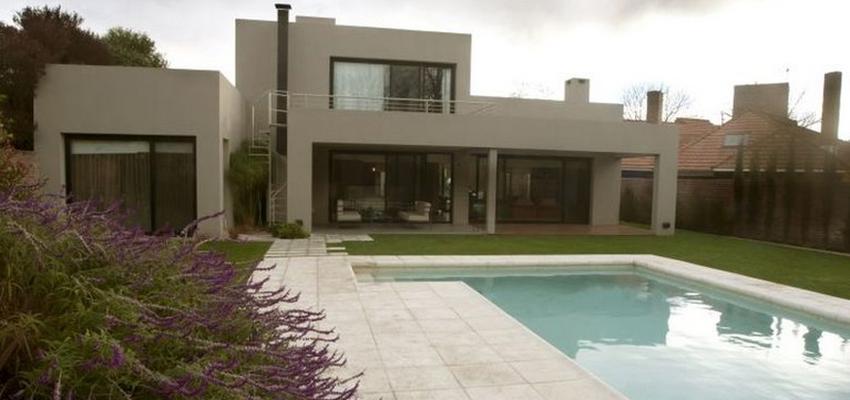 Piscina, Exterior style moderno color verde, azul cielo, marron, beige, negro  diseñado por CASA A MEDIDA | Arquitecto 