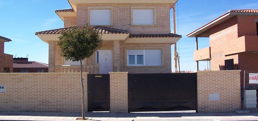 Porche, Exterior style tradicional color beige, marron, blanco, negro  diseñado por CASA A MEDIDA | Arquitecto 