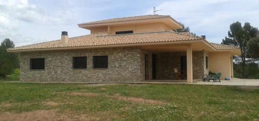 Patio, Porche, Exterior style contemporaneo color beige, beige, gris, gris  diseñado por CASA A MEDIDA | Arquitecto 