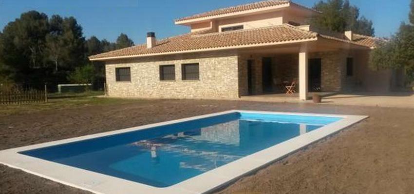 Patio, Piscina, Porche, Exterior style contemporaneo color azul cielo, beige, marron, marron, blanco  diseñado por CASA A MEDIDA | Arquitecto 