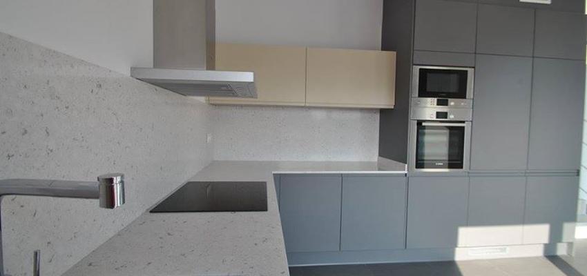 Cocina style moderno color beige, blanco, gris, gris  diseñado por CASA A MEDIDA | Arquitecto 