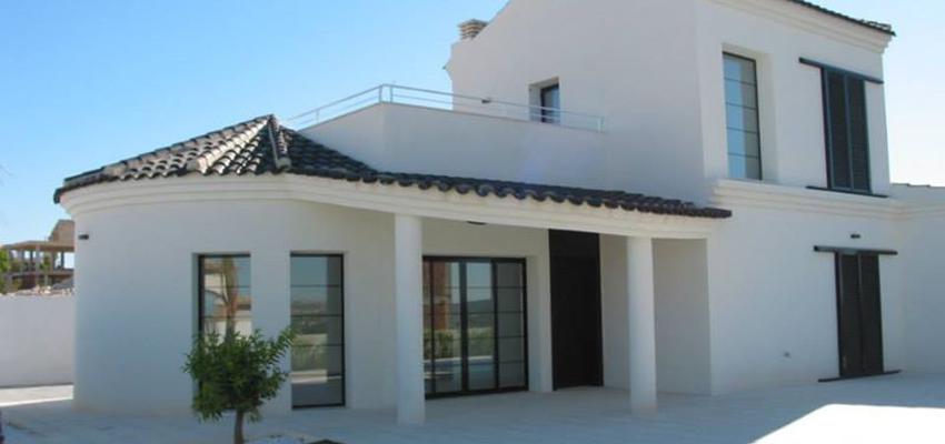 Patio, Porche, Exterior style contemporaneo color verde, blanco, negro  diseñado por CASA A MEDIDA | Arquitecto 