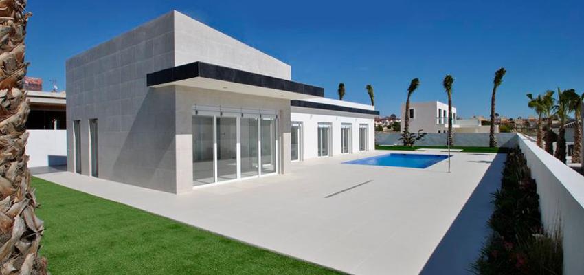 Patio, Piscina, Exterior style moderno color verde, beige, blanco, negro  diseñado por CASA A MEDIDA | Arquitecto 