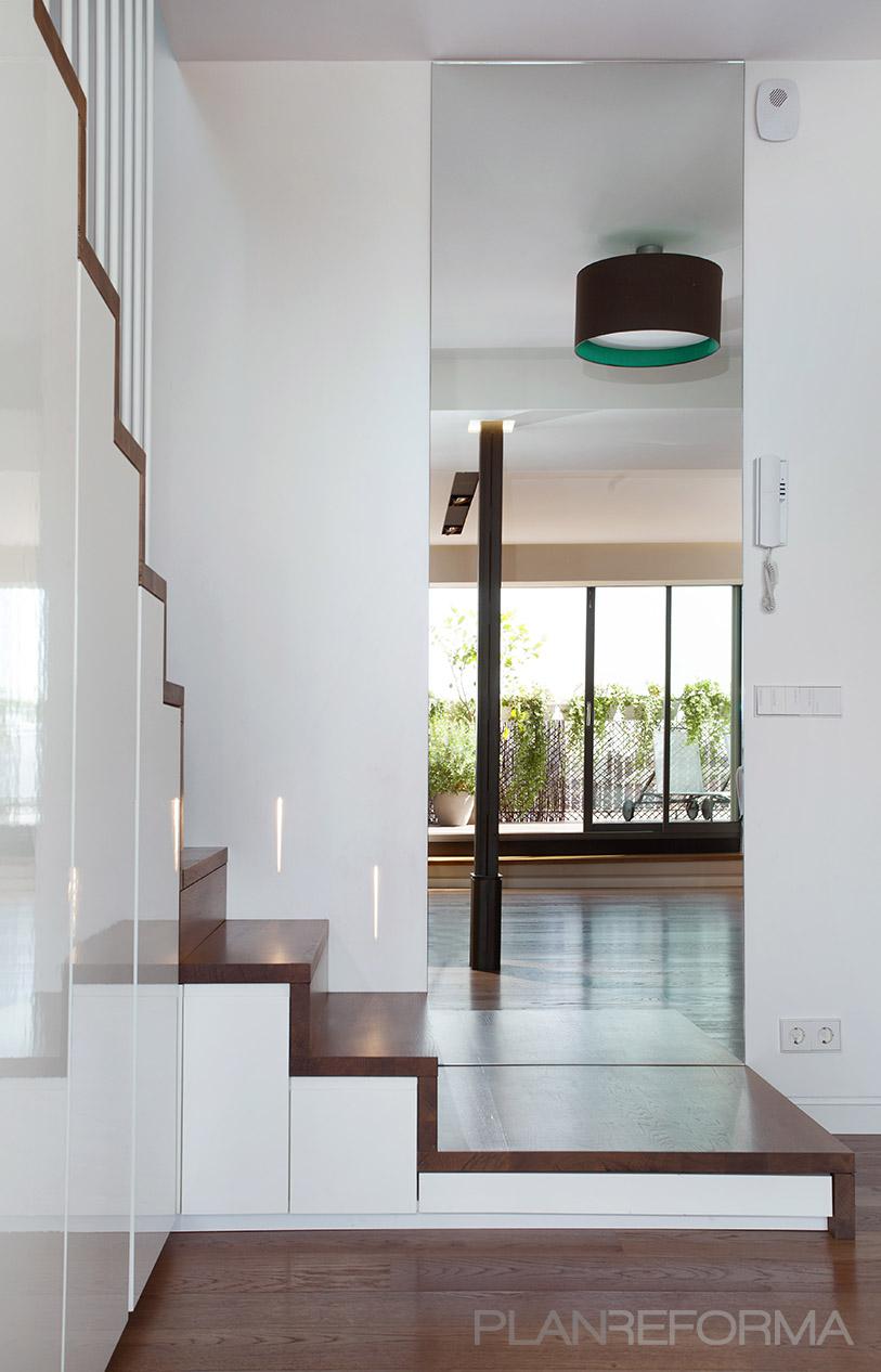 Recibidor, Salon, Escalera style contemporaneo color marron, blanco, gris  diseñado por wnestudio | Arquitecto | Copyright wnestudio