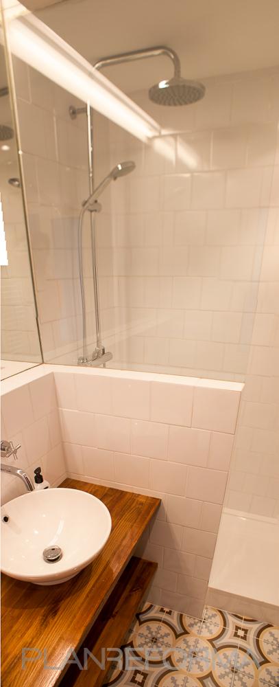 Baño style vintage color azul cielo, marron, blanco  diseñado por wnestudio | Arquitecto | Copyright wnestudio