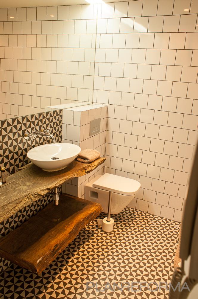 Baño style vintage color blanco, negro  diseñado por wnestudio | Arquitecto | Copyright wnestudio