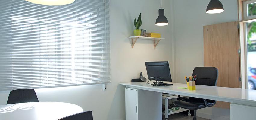 Estudio style moderno color marron, beige, blanco, negro  diseñado por LA HABITACIÓN DE AFUERA | Arquitecto 