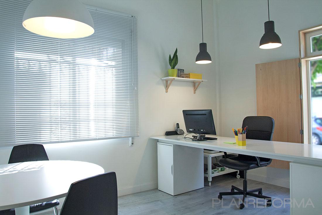 Estudio style moderno color marron, beige, blanco, negro  diseñado por LA HABITACIÓN DE AFUERA | Arquitecto 