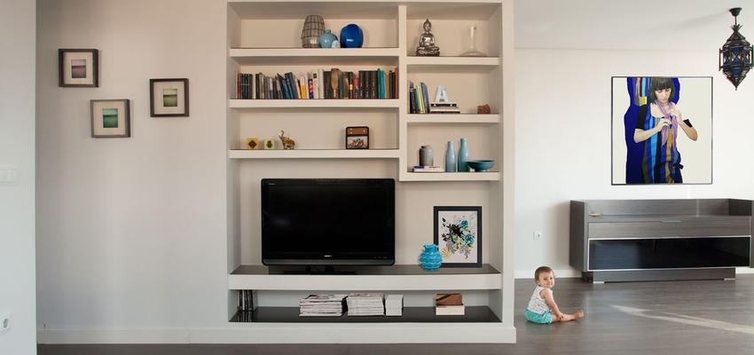 Sala de la TV, Salon style contemporaneo color marron, blanco, negro  diseñado por LA HABITACIÓN DE AFUERA | Arquitecto 