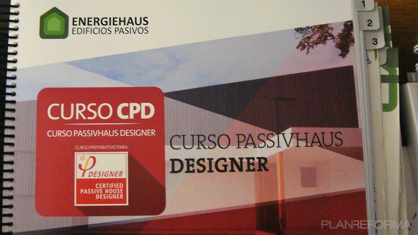 Comedor Estilo tradicional Color rojo, beige, marron  diseñado por Lucius & Cornelia - Interiors Saludablesi Eficients | Gremio | Copyright Copyright Lucius & Cornelia