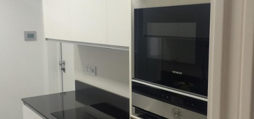 Cocina Estilo eclectico Color blanco, gris, gris, negro  diseñado por IG Interiorismo y Reformas | Gremio 