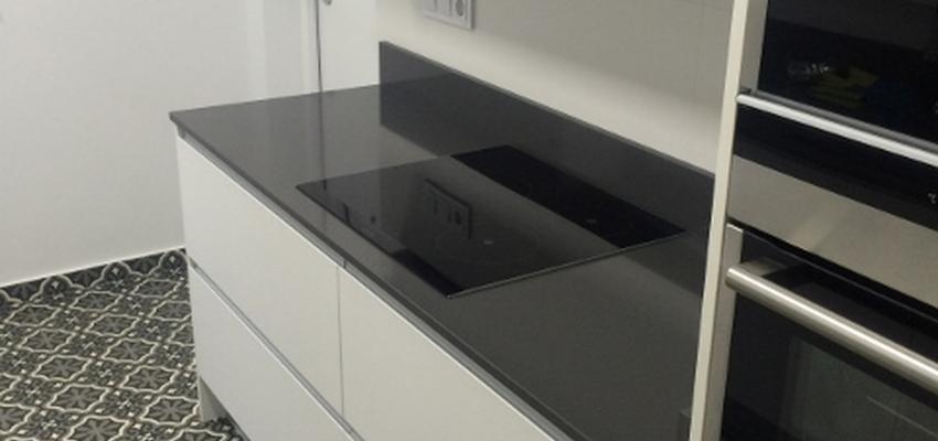 Cocina Estilo contemporaneo Color blanco, gris, gris, negro  diseñado por IG Interiorismo y Reformas | Gremio 