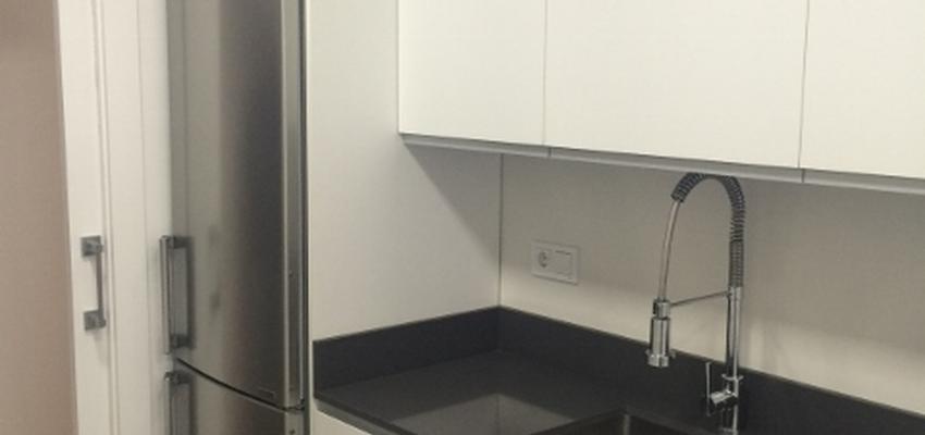 Cocina Estilo eclectico Color marron, blanco, gris, gris, negro  diseñado por IG Interiorismo y Reformas | Gremio 