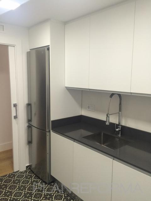 Cocina Estilo eclectico Color marron, blanco, gris, gris, negro  diseñado por IG Interiorismo y Reformas | Gremio 
