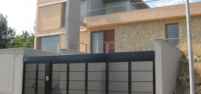 Garaje, Exterior style moderno color marron, gris, negro  diseñado por rafael llacer arquitecto | Arquitecto 