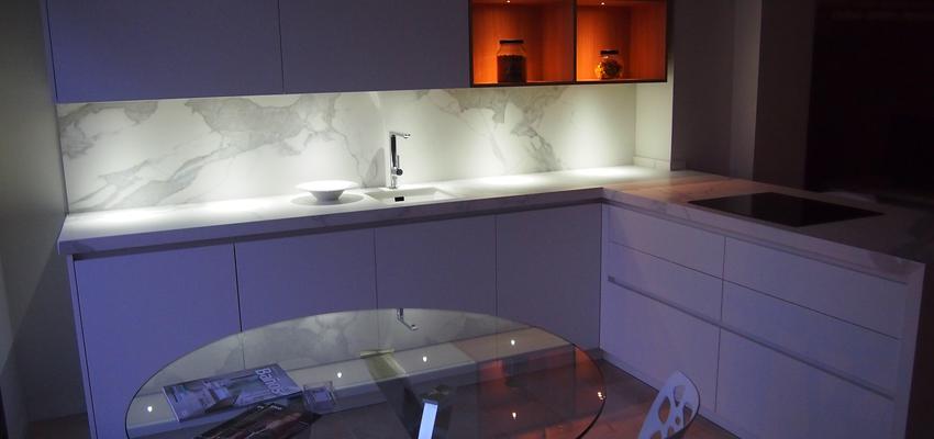 Cocina style moderno color gris  diseñado por tAs obrAs y reformAs | Gremio | Copyright tAs obrAs y reformAs