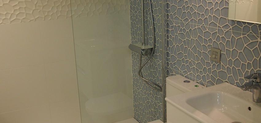 Baño style moderno color gris  diseñado por tAs obrAs y reformAs | Gremio | Copyright tAs obrAs y reformAs