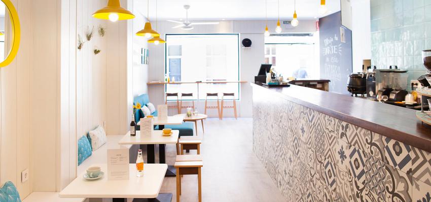 Restaurante, Cafeteria Estilo vintage Color turquesa  diseñado por Construcciones y reformas Caluma 1977 | Gremio 