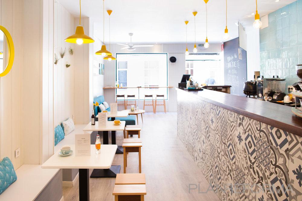 Restaurante, Cafeteria Estilo vintage Color turquesa  diseñado por Construcciones y reformas Caluma 1977 | Gremio 