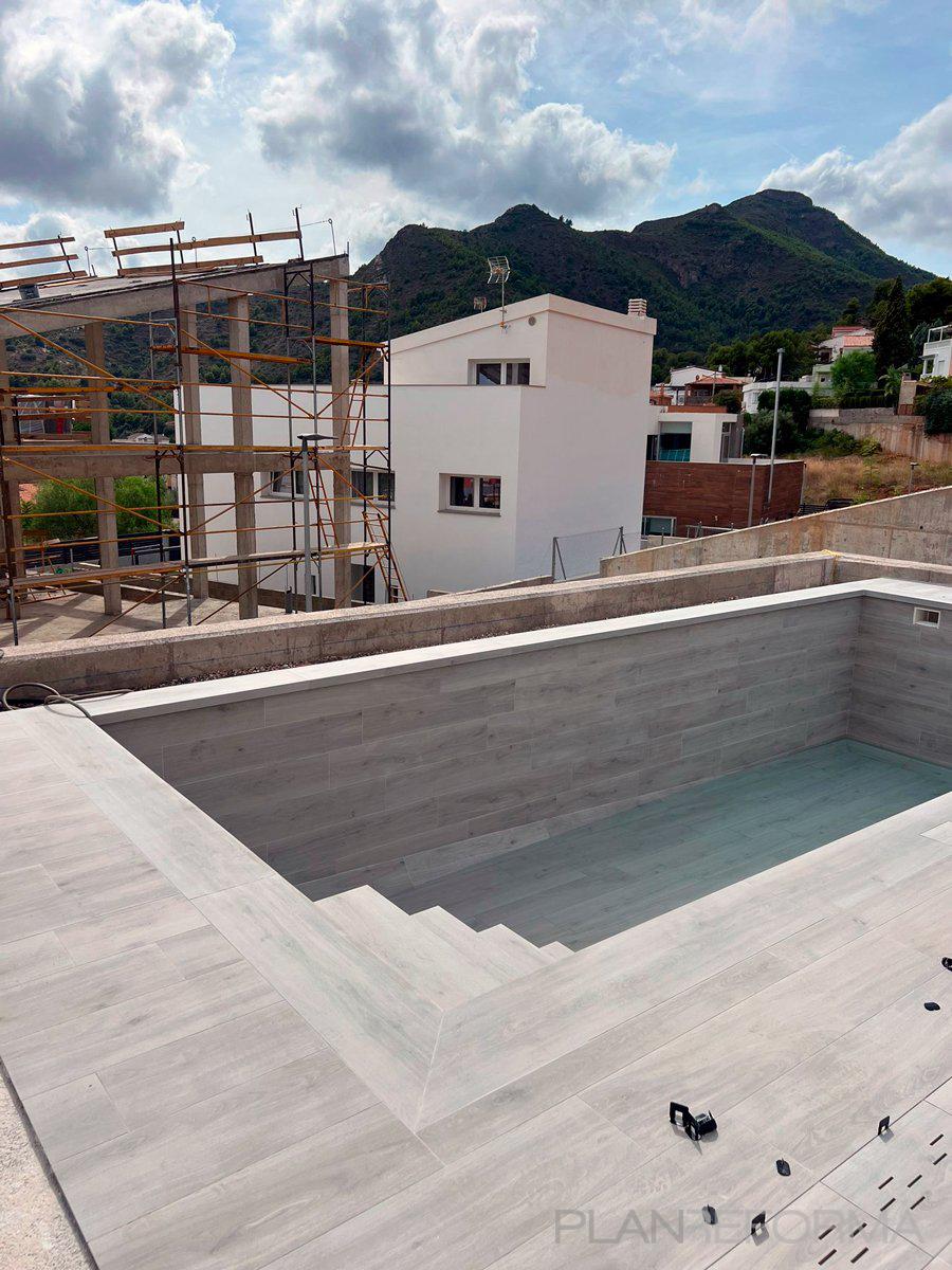 Piscina Estilo mediterraneo Color beige, marron  diseñado por Carlos Mesias | Reformista, constructor 