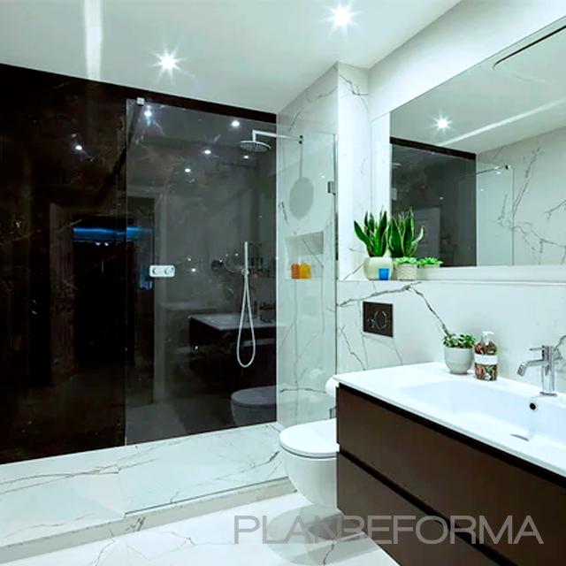 Baño Estilo moderno Color verde claro  diseñado por Valencia Reformas - Obralis | Reformista, constructor | Copyright Propia