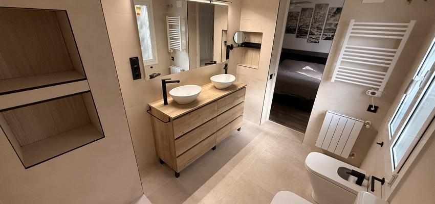 Baño Estilo moderno Color ocre, crema, negro  diseñado por REFORMAS NOVA ERA SL | Reformista, constructor 