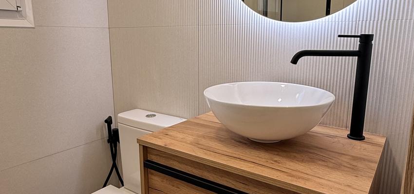 Baño Estilo moderno Color marron oscuro, blanco, negro  diseñado por REFORMAS NOVA ERA SL | Reformista, constructor 
