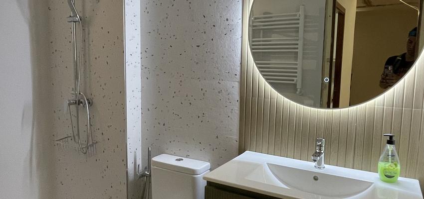 Baño Estilo moderno Color verde, marron, blanco  diseñado por REFORMAS NOVA ERA SL | Reformista, constructor 