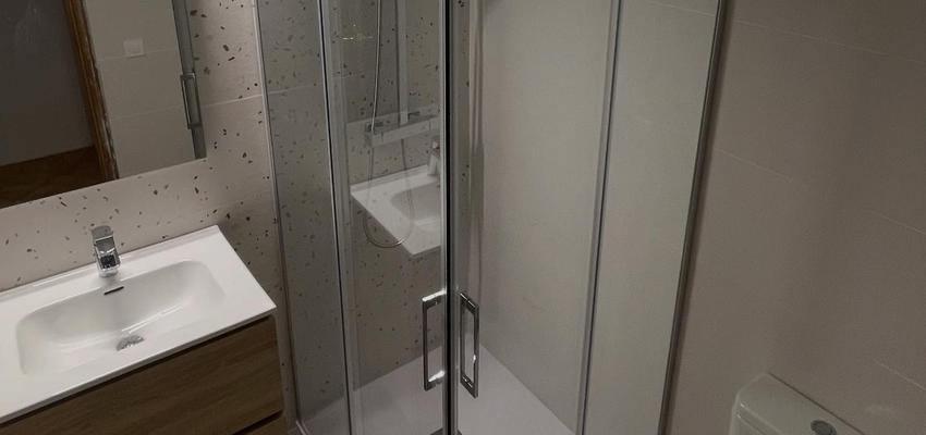 Baño Estilo tradicional Color blanco, gris, negro  diseñado por REFORMAS NOVA ERA SL | Reformista, constructor 