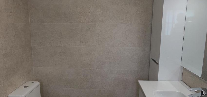 Baño Estilo tradicional Color beige, blanco, gris  diseñado por REFORMAS NOVA ERA SL | Reformista, constructor 