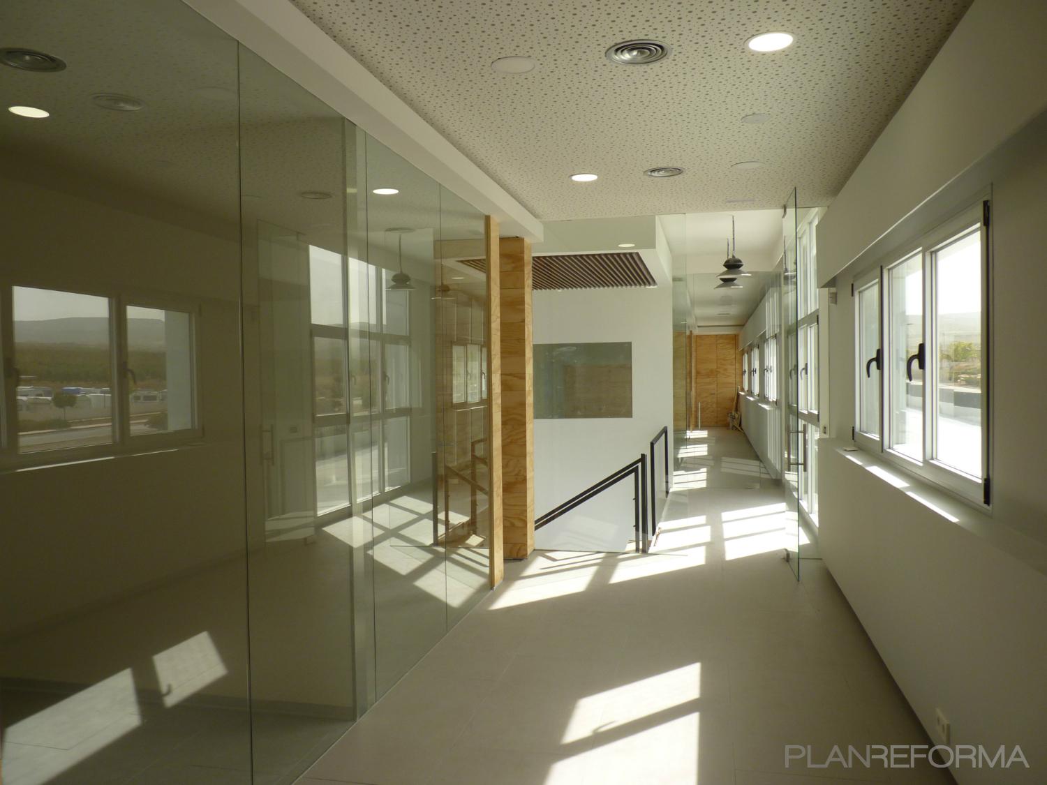 Vestibulo, Oficina Estilo contemporaneo Color azul oscuro  diseñado por CyR Arquitectura+Construcción | Arquitecto | Copyright CyR arquitectura+construcción