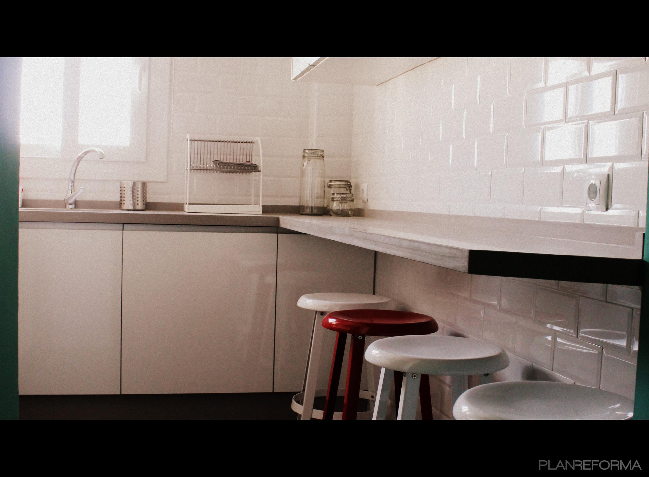Cocina style moderno color rojo, beige, blanco  diseñado por Javier Risco Catalán | Interiorista 