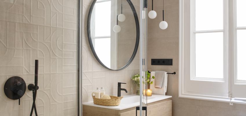 Baño Estilo moderno Color beige, gris oscuro  diseñado por Sincro | Reformista, constructor | Copyright Sincro