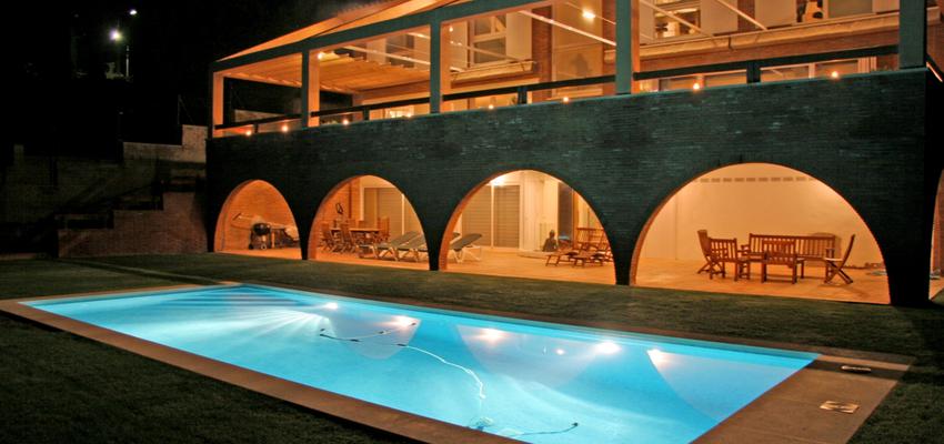 Patio, Piscina, Exterior Estilo mediterraneo Color marron, marron, blanco  diseñado por joan manel jiménez bernet | Arquitecto | Copyright si