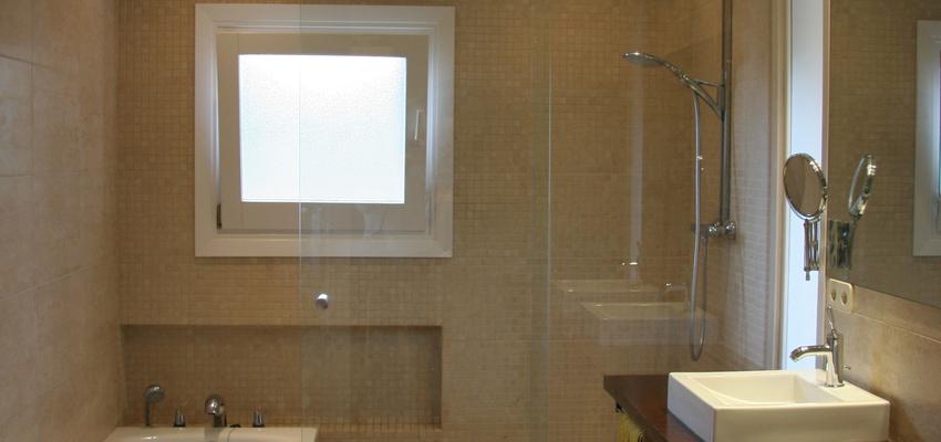 Baño Estilo mediterraneo Color marron, beige, marron, blanco  diseñado por joan manel jiménez bernet | Arquitecto | Copyright si